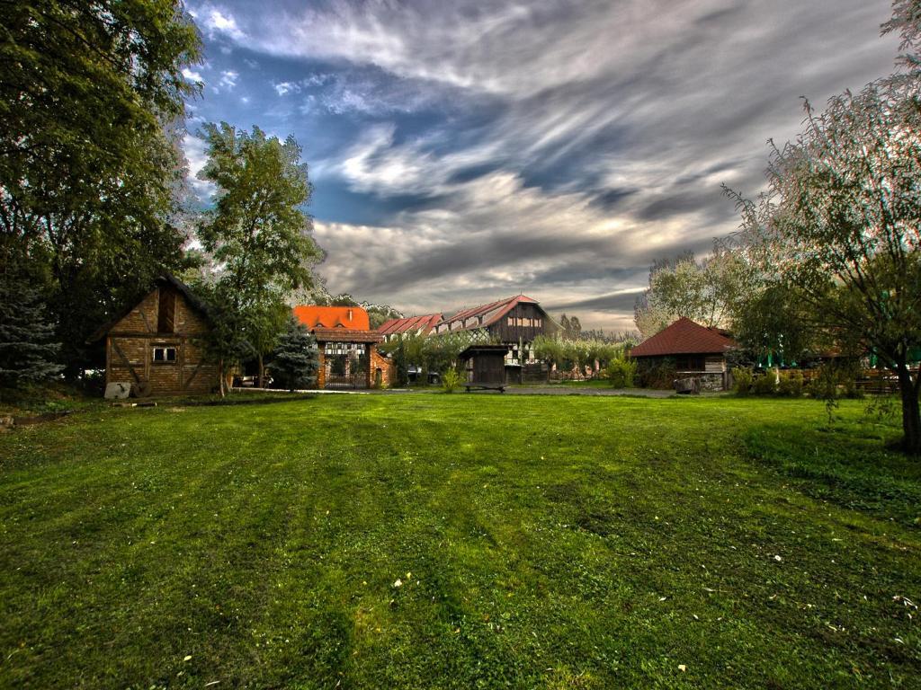 Karczma Rzym Hotel Samotwor Exterior photo